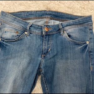 Light wash low-rise skinny jeans